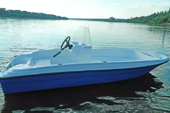 Стеклопластиковая лодка Пингвин с консолью (тримаран) в Северодвинске