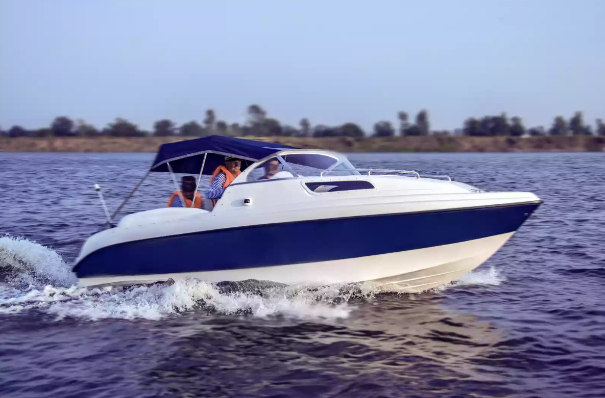 Стеклопластиковый катер Neman-550 с каютой в Северодвинске