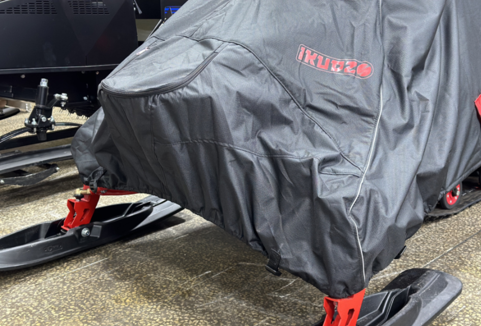 Чехол транспорт. снегохода IKUDZO HUNTER черно-красный Оксфорд ПРЕМИУМ качества с лого IKUDZO в Северодвинске