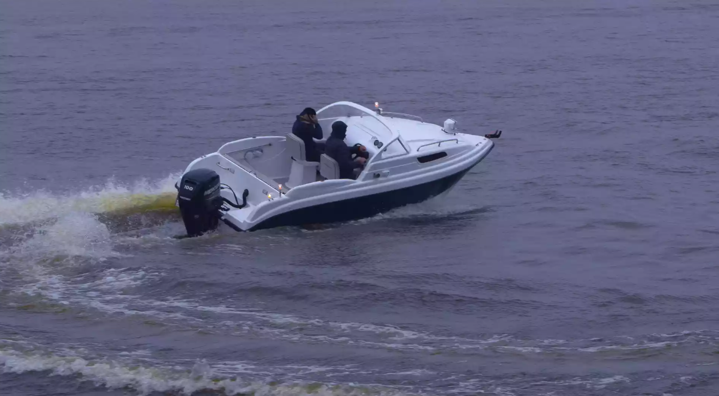 Стеклопластиковый катер Neman-550 с каютой в Северодвинске