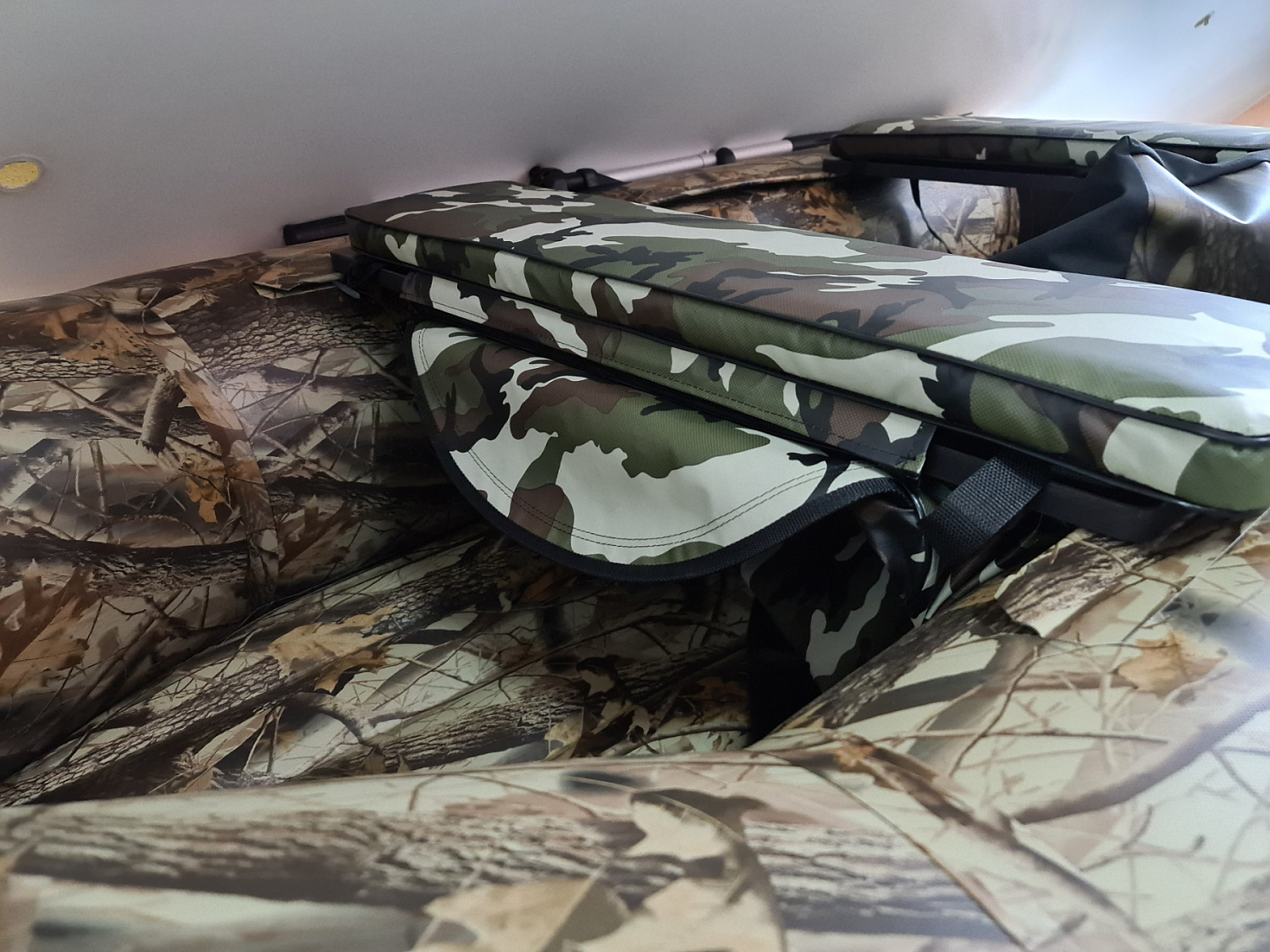 КОМПЛЕКТ МЯГКИХ НАКЛАДОК С СУМКОЙ ДЛЯ ЛОДОК 80Х20 КАМУФЛЯЖ в Северодвинске